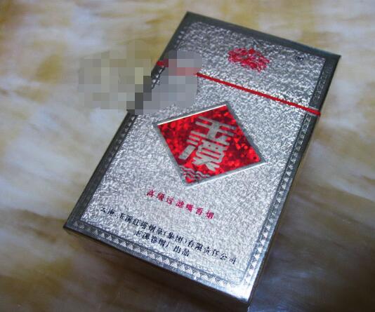 4元大红鹰香烟